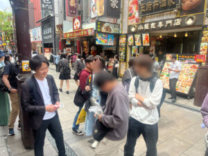 中華街での食べ歩きの様子