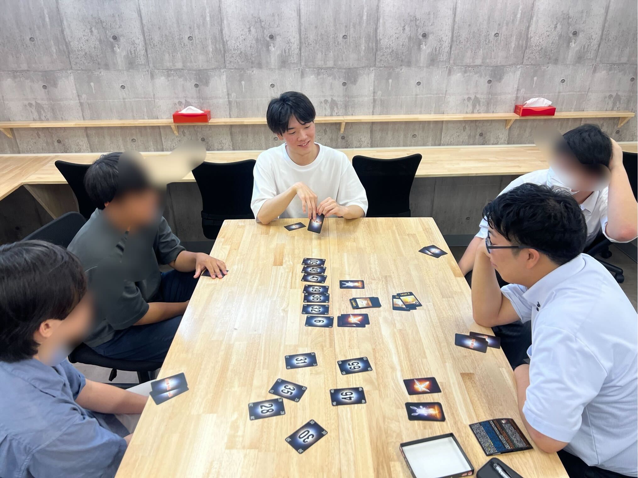 楽しくゲームをする様子